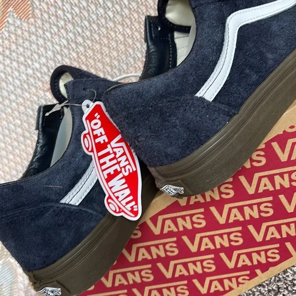 Vans Men’s Old Skool
Hairy Suede Dark Navy
VN0005UADNV
Sneakers - Picture 15 of 16